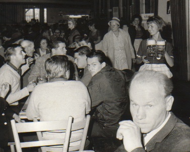 Liselotte (rechts) beim Oktoberfest